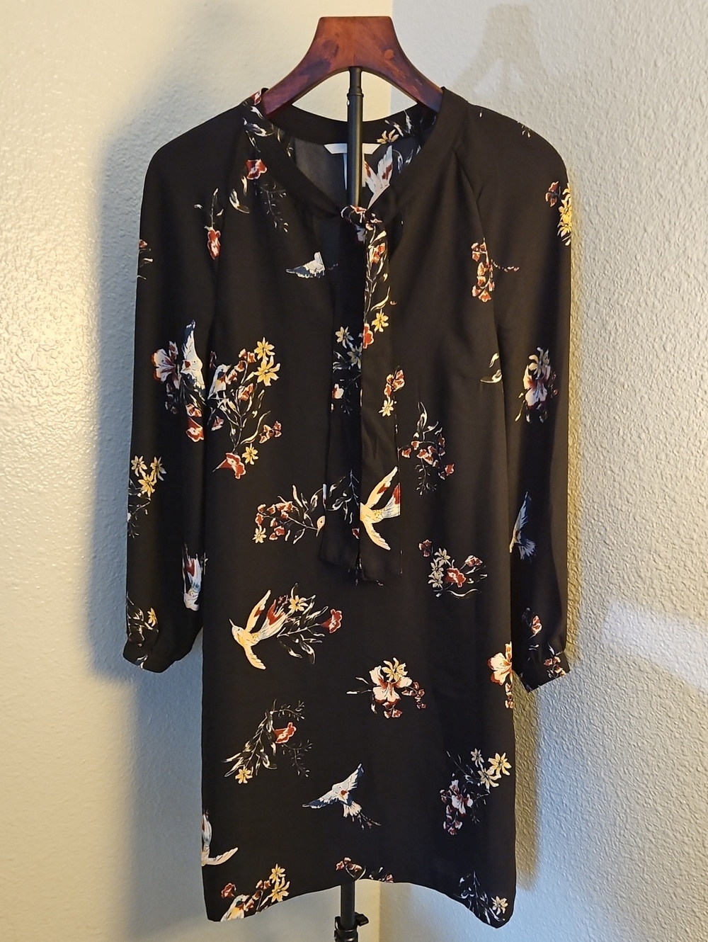 H&M Black Hummingbird Floral Tie Neck Shift Dress Long Sleeve Sz 2 EUC